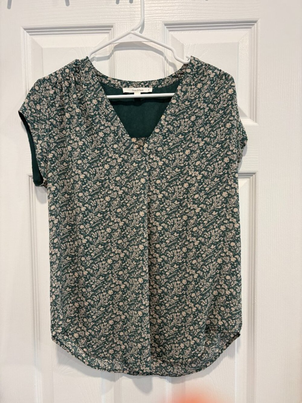 Fun 2 Fun Nancy Floral blouse in green. Wns Sz S.